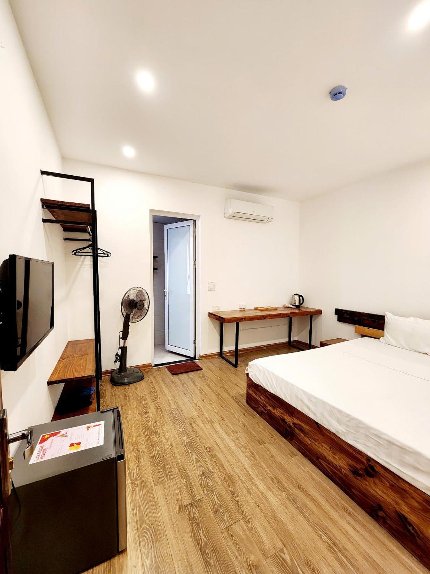 Lakeside House Hanoi Exterior photo